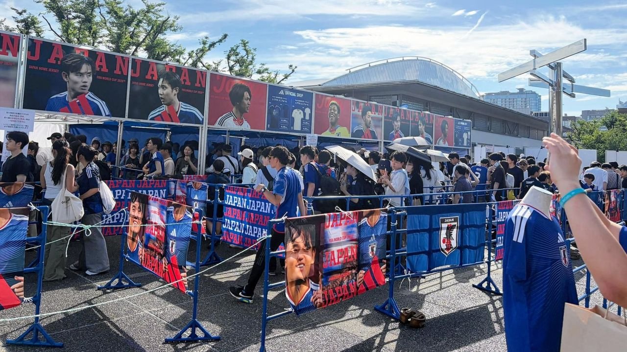 森保Jアウェーユニ求め 長蛇の列