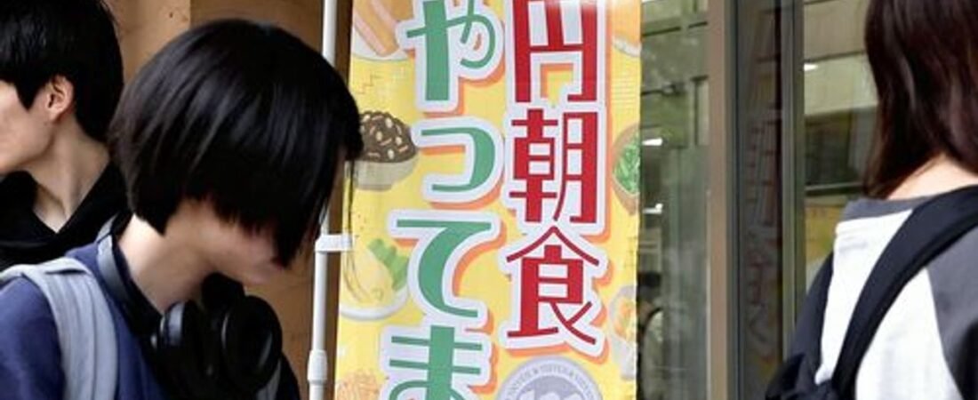 大学の「100円朝食」学生が行列