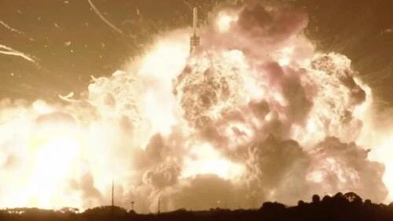 ベゾス氏企業 試験中ロケット爆発