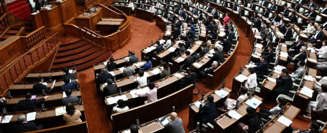 在留手数料値上げ 改正入管法成立