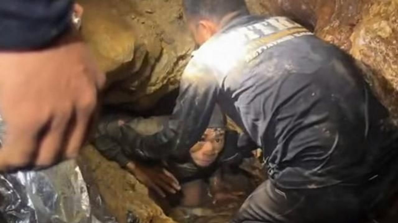 洞窟で10日間遭難5人救出 ラオス