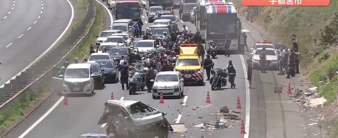 東北道で貨物車が大破 男性死亡