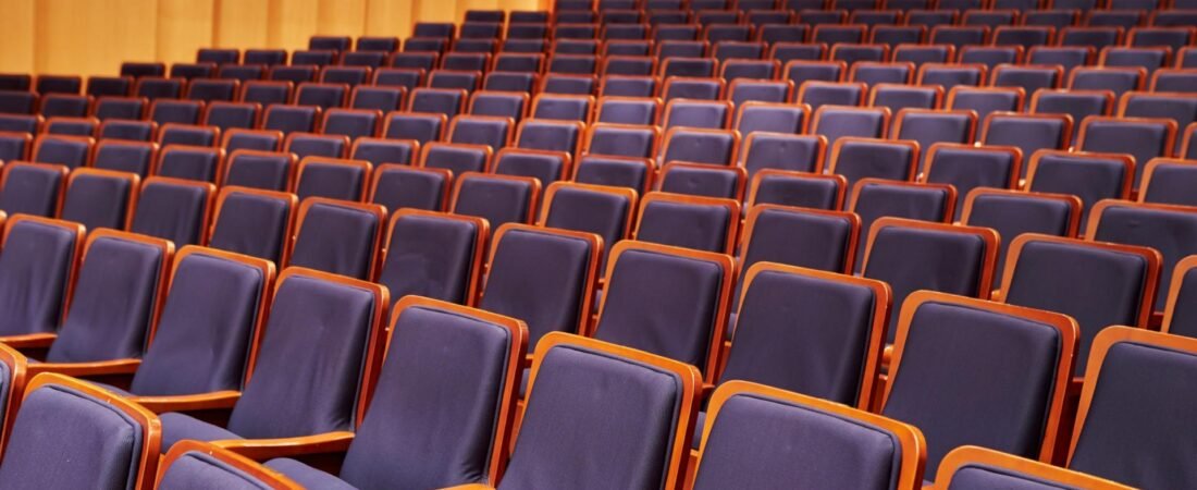 お笑い公演でも 「最前管理」問題