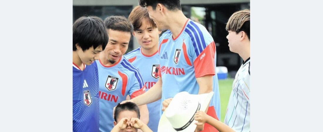 突如子どもが大泣き 長友が神対応