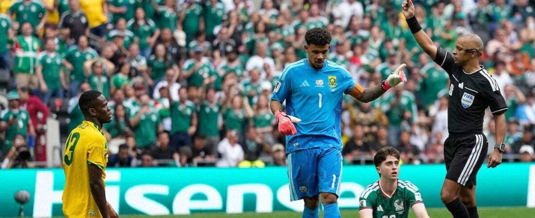 W杯史上初 開幕戦で一発退場3人