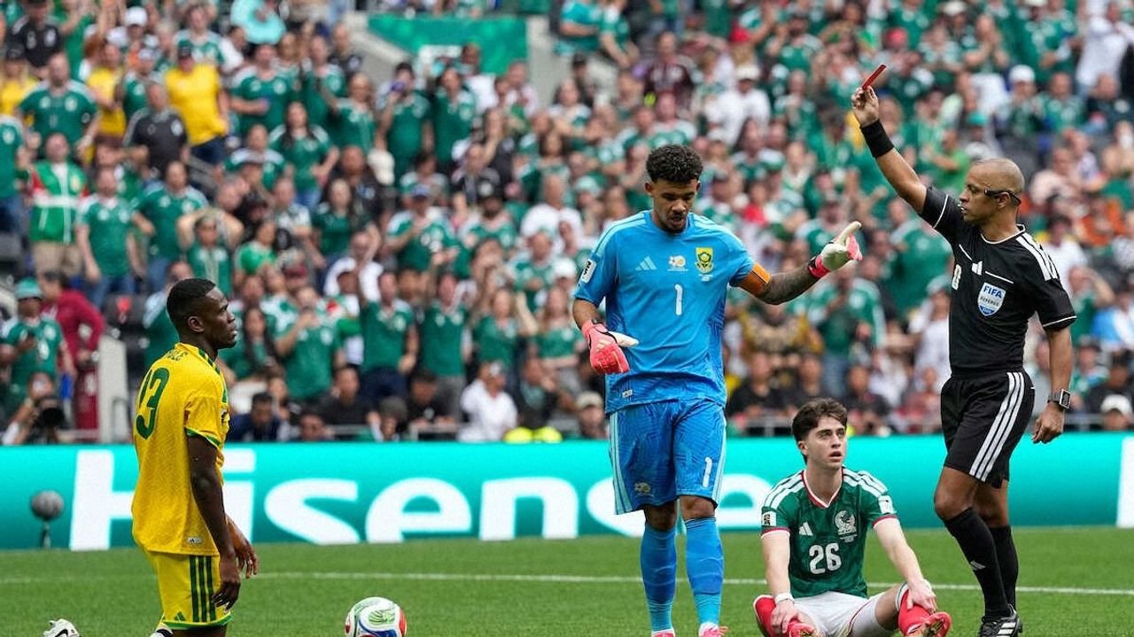 W杯史上初 開幕戦で一発退場3人