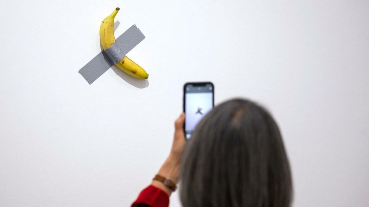 「壁にバナナ」アート作品盗難 仏