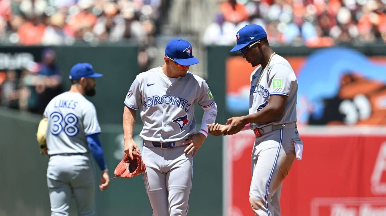 客投げたボール直撃 MLB選手交代