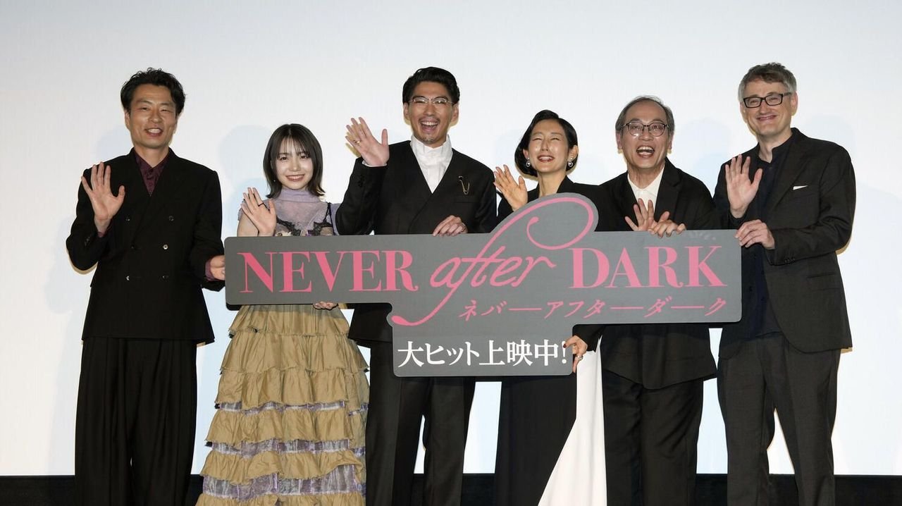 賀来賢人がグッズ配る 客席は歓声