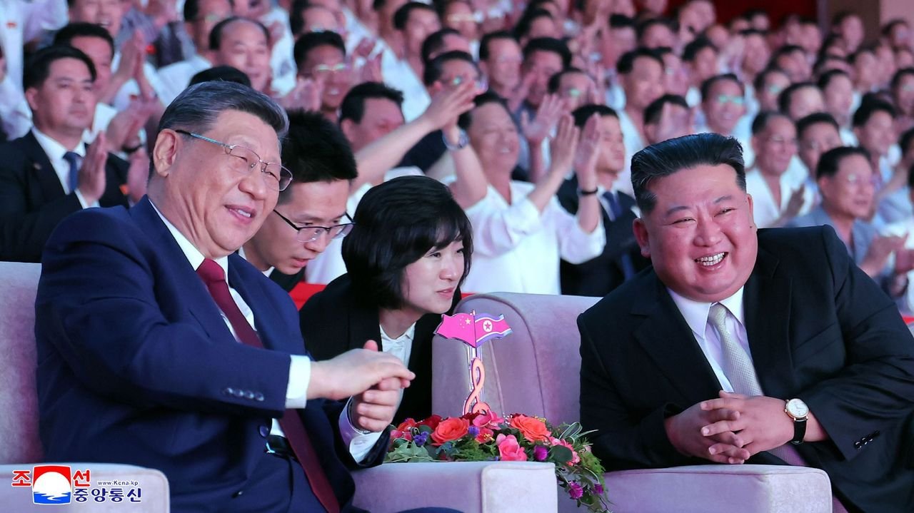 習氏の異例眼鏡姿 北朝鮮側が配信