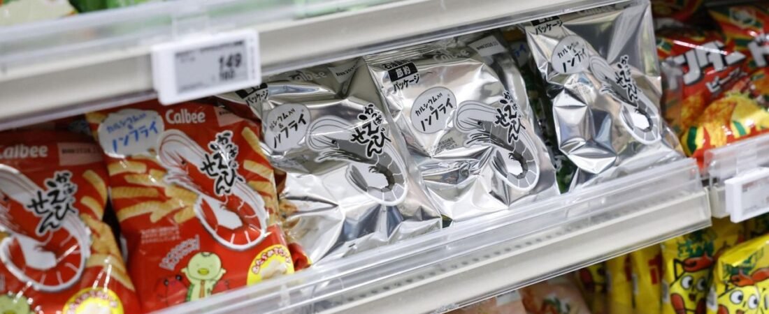 菓子の白黒包装 客「目にとまる」