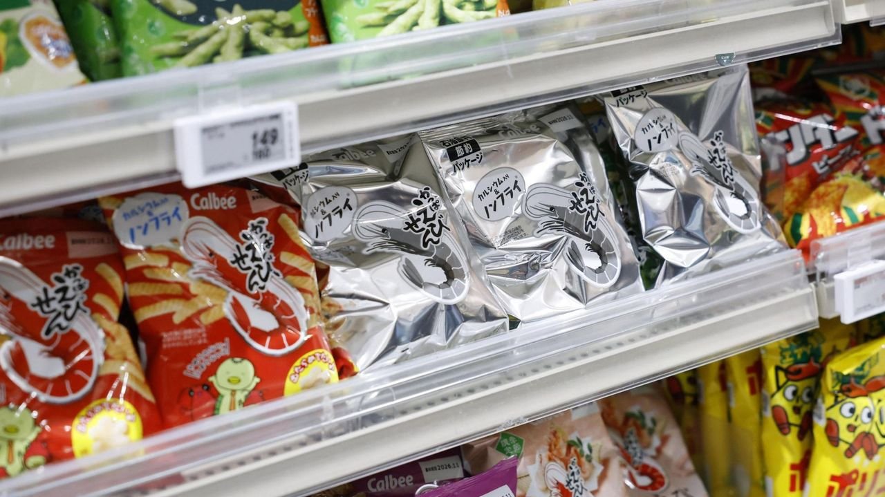 菓子の白黒包装 客「目にとまる」
