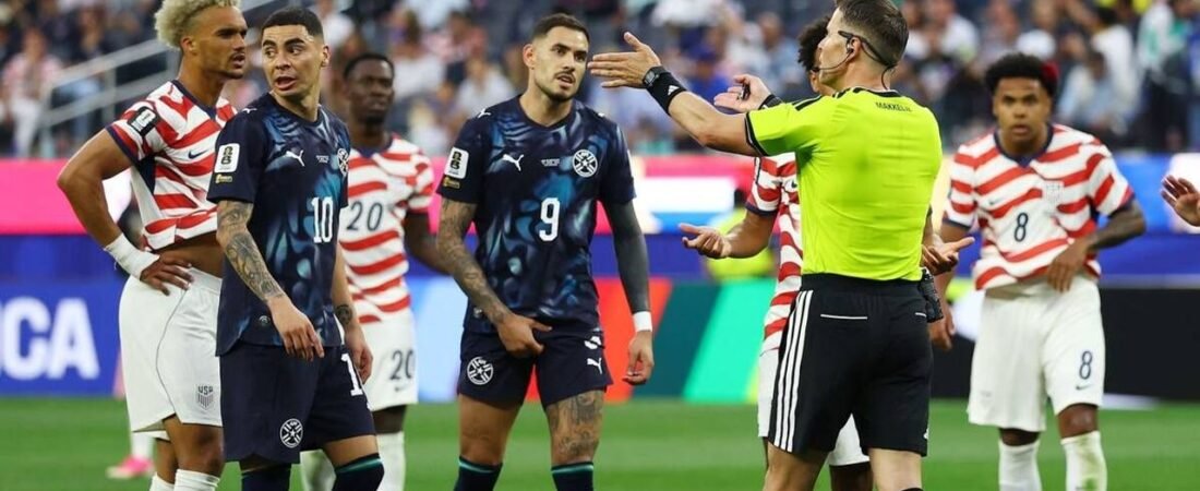 W杯 主審がイエロー対象間違える