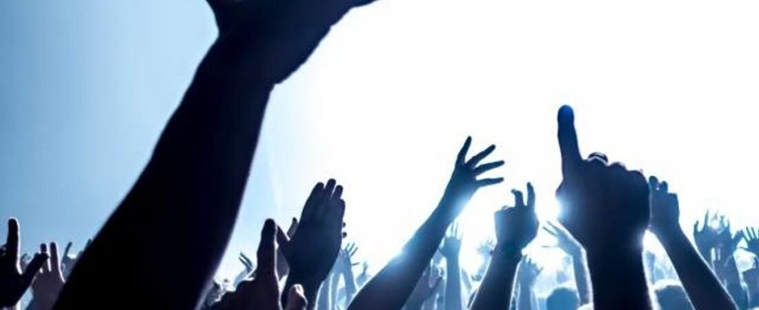 LIVE中の観客熱唱が物議 識者見解