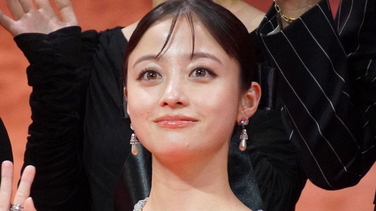 橋本環奈 ドレスで走ってイベ合流
