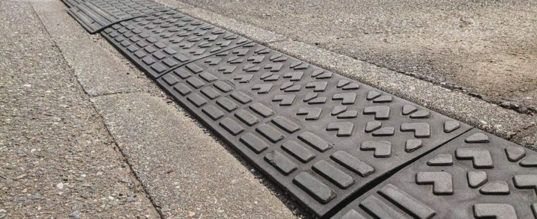 道路に段差解消の板 実は「違法」