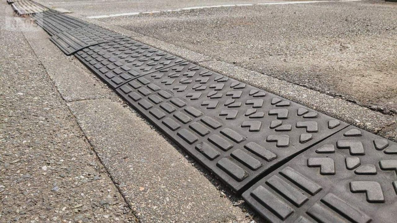 道路に段差解消の板 実は「違法」