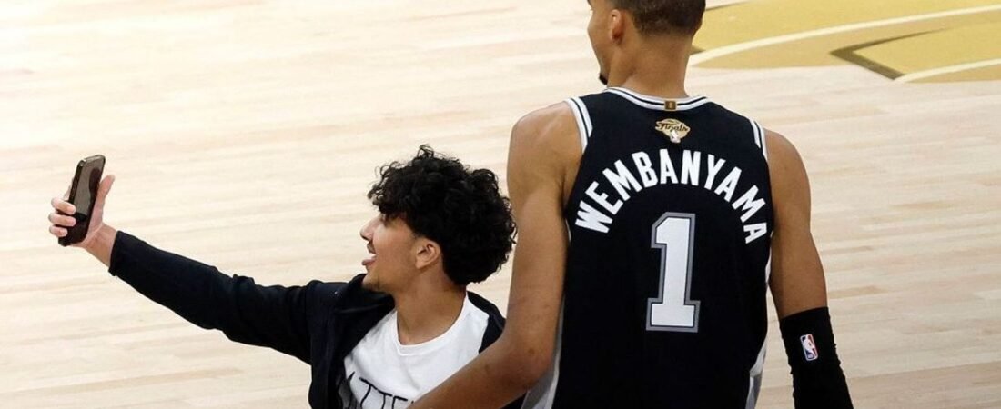 NBAに乱入して選手と自撮り 逮捕