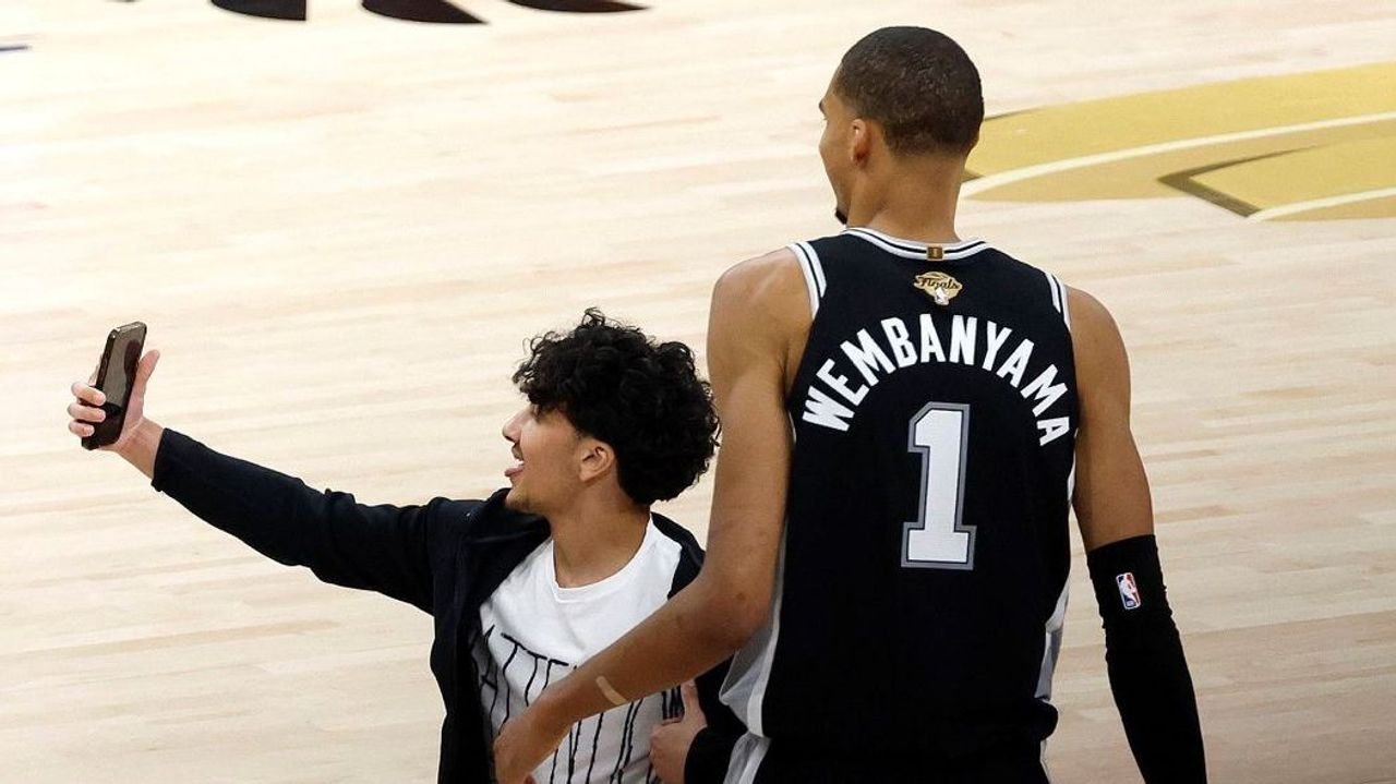 NBAに乱入して選手と自撮り 逮捕
