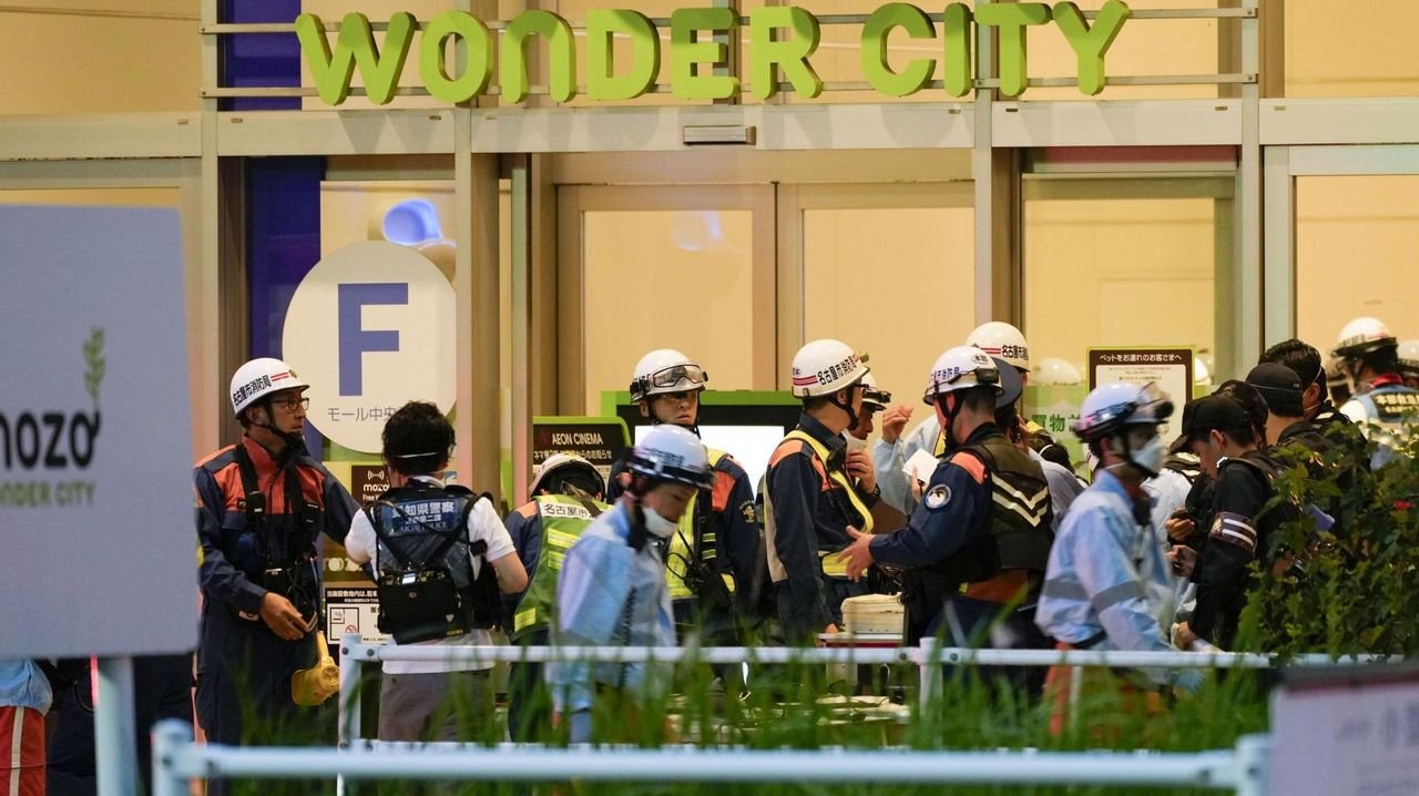 商業施設で目や喉の痛み 8人搬送