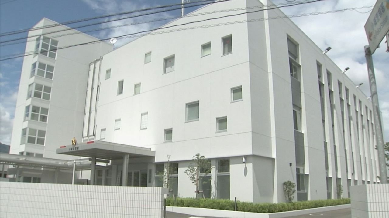 全身焼けた遺体 草燃やしていたか