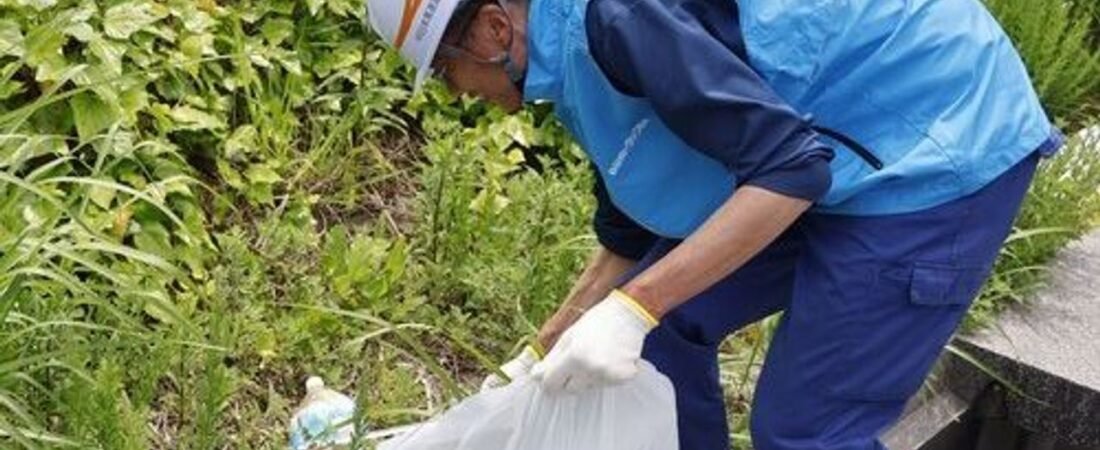 高速道沿いに尿入りボトル? 背景