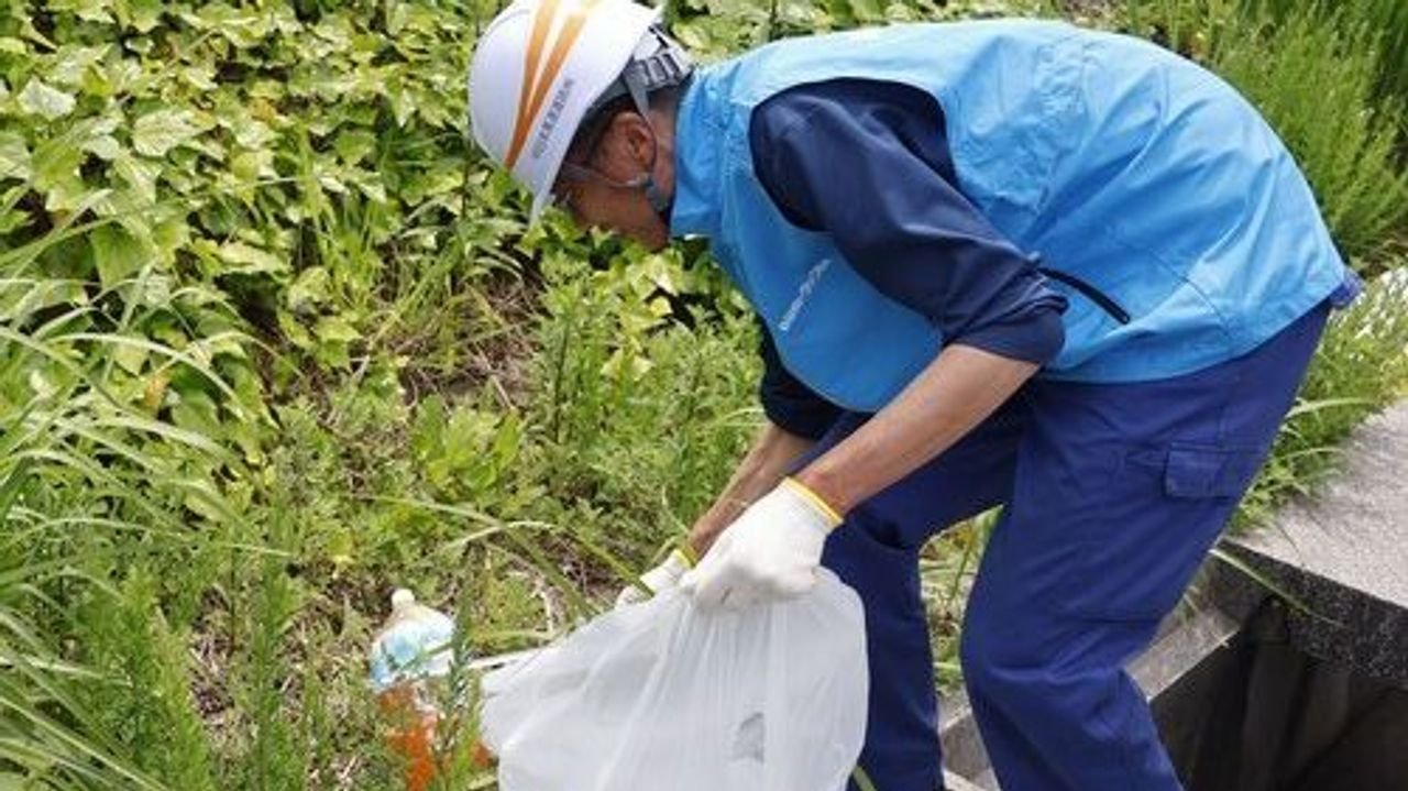 高速道沿いに尿入りボトル? 背景