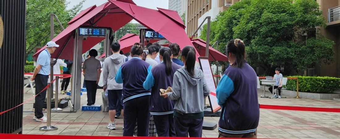 中国「高考」開始 出願者減の背景