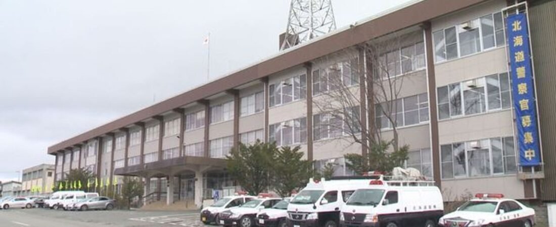 倒れたコンテナに挟まれる 死亡
